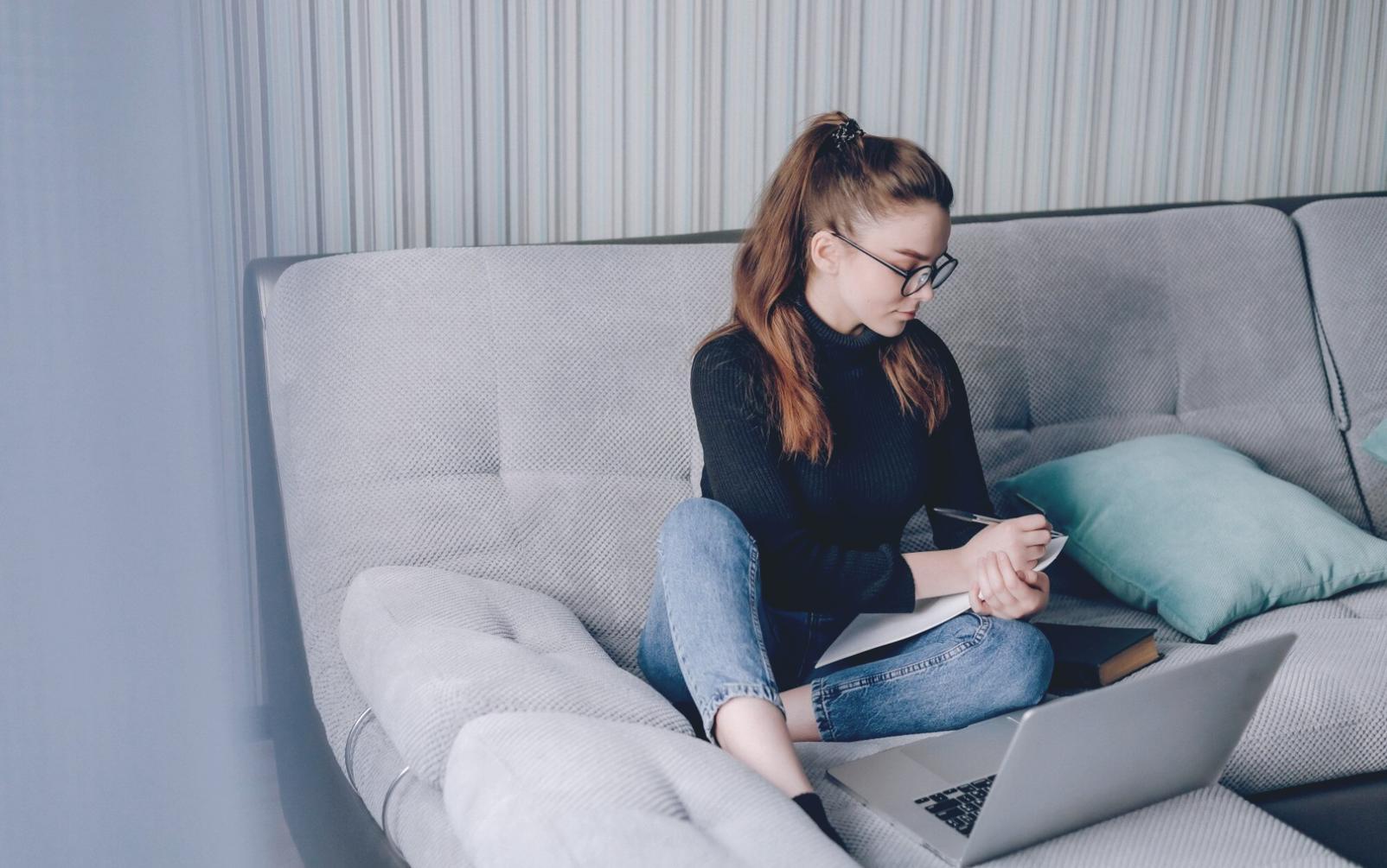 Sessione di coaching personalizzato con strumenti di autoanalisi e riflessione guidata