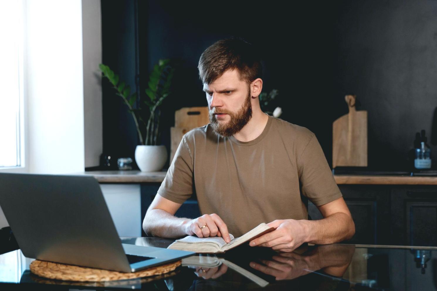 Persona che riflette in un ambiente tranquillo